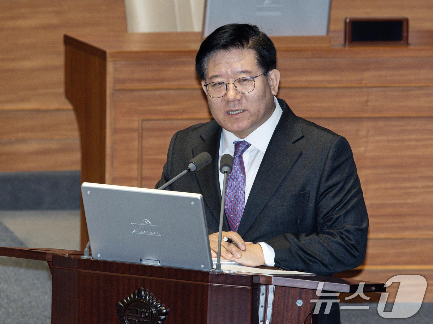 본문 이미지 - 이호영 경찰청장 직무대행이 23일 오후 서울 여의도 국회 본회의장에서 열린 제421회 국회(임시회) 제2차 본회의에서 송석준 국민의힘 의원의 서울서부지방법원 불법적 폭동사태 관련 긴급현안질문에 답변하고 있다. 2025.1.23/뉴스1 ⓒ News1 이재명 기자