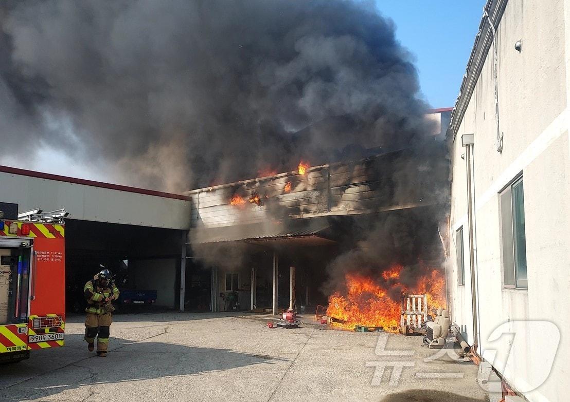 본문 이미지 -  23일 오전 11시 57분께 전북 정읍시 농소동 한 카센터에서 불이 났다.(전북소방 제공) 2025.1.23/뉴스1