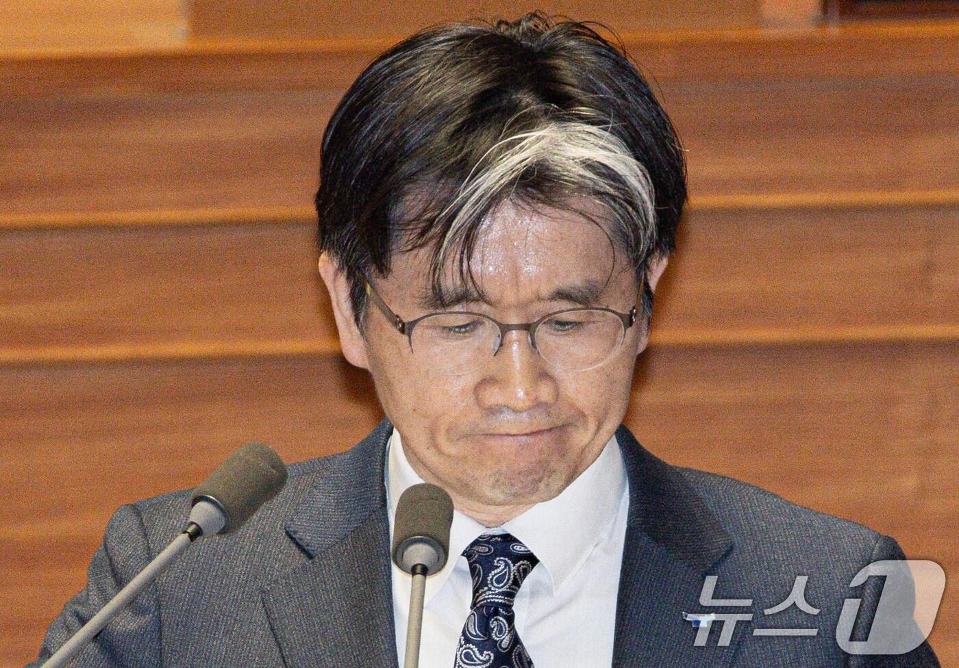 오동운 고위공직자범죄수사처&#40;공수처&#41;이 23일 오후 서울 여의도 국회 본회의장에서 열린 제421회 국회&#40;임시회&#41; 제2차 본회의에서 송석준 국민의힘 의원의 서울서부지방법원 불법적 폭동사태 관련 긴급현안질문을 듣고 있다. 2025.1.23/뉴스1 ⓒ News1 이재명 기자