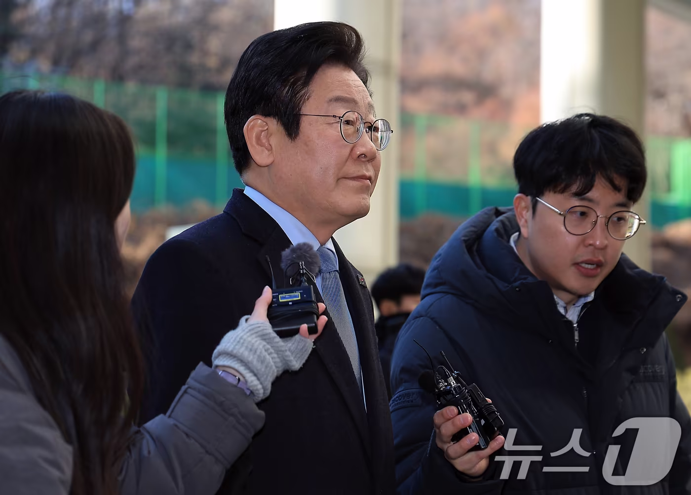 본문 이미지 - 이재명 더불어민주당 대표가 23일 오후 서울 서초구 서초중앙로 서울고등법원에서 열린 공직선거법 위반 항소심 1회 공판에 출석하는 모습. 2025.1.23/뉴스1 ⓒ News1 박정호 기자