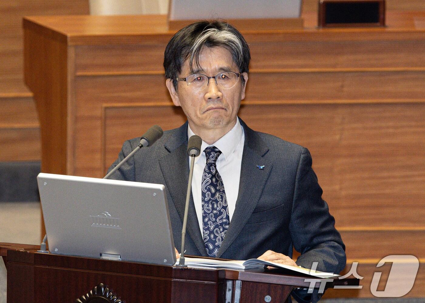 오동운 고위공직자범죄수사처(공수처)이 23일 오후 서울 여의도 국회 본회의장에서 열린 제421회 국회(임시회) 제2차 본회의에서 송석준 국민의힘 의원의 서울서부지방법원 불법적 폭동사태 관련 긴급현안질문을 듣고 있다. 2025.1.23/뉴스1 ⓒ News1 이재명 기자