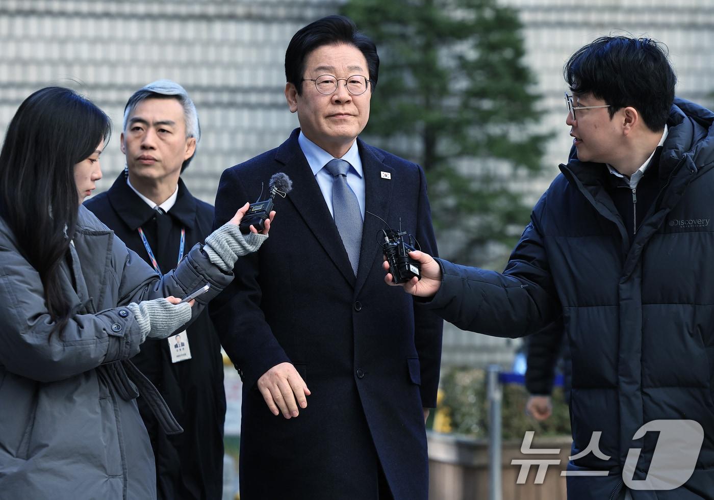 이재명 더불어민주당 대표가 23일 오후 서울 서초구 서초중앙로 서울고등법원에서 열린 공직선거법 위반 항소심 1회 공판에 출석하며 취재진의 질문공세를 받고 있다. 2025.1.23/뉴스1 ⓒ News1 박정호 기자