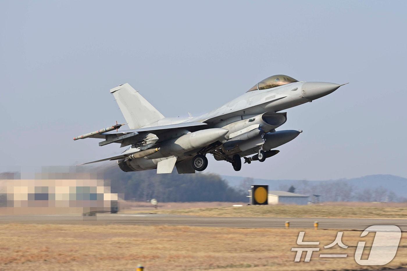 본문 이미지 -  KF-16 전투기가 활주로를 박차고 힘차게 이륙하는 모습. (공군 제공) 2025.1.23/뉴스1