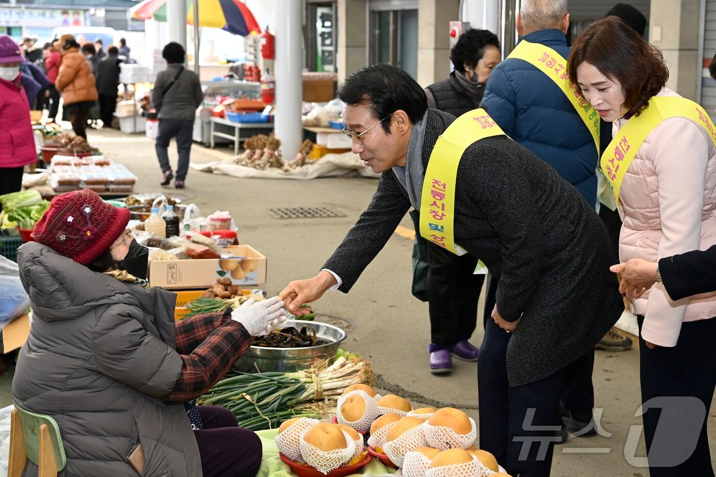 본문 이미지 - 최경식 전북자치도 남원시장이 설 명절을 맞아 전통시장을 방문, 직접 장을 보며 상인들과 대화를 나누고 있다.(남원시 제공)/뉴스1 