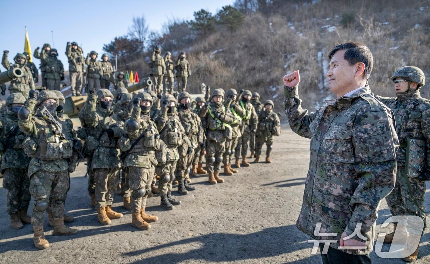 김선호 국방부장관 직무대행이 23일 오전 경기 포천시 승진훈련장에서 열린 &#39;혹한기 공지합동 통합화력운용 실사격 훈련&#39; 현장을 찾아 장병을 격려하고 있다. &#40;국방부 제공&#41; 2025.1.23/뉴스1