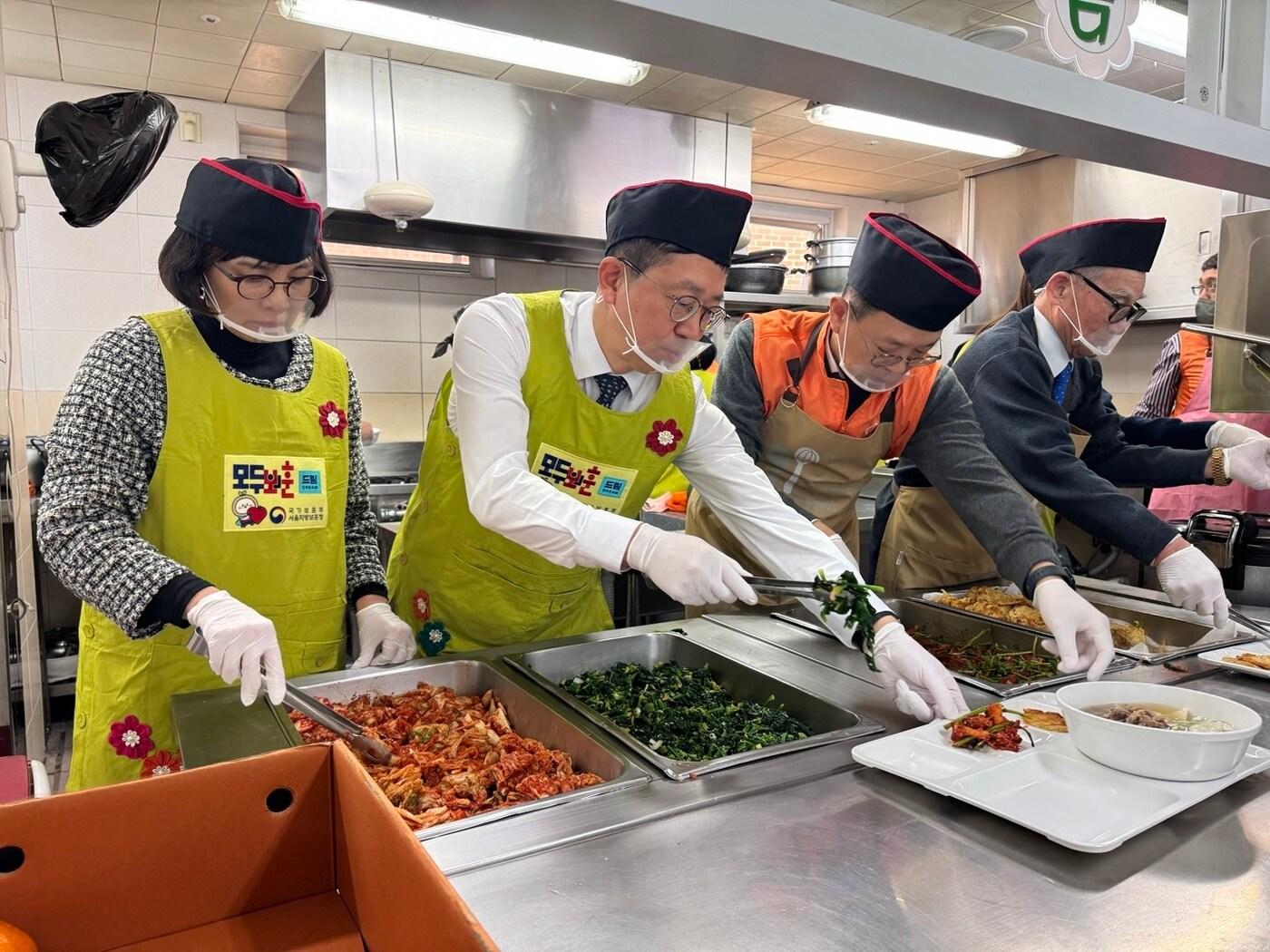 본문 이미지 - 이은주 서울지방보훈청 복지과장,(왼쪽부터) 전종호 서울지방보훈청장, 전연보 한화시스템 재무실장, 하태환 중구보훈회관장.(국가보훈부 서울지방보훈청 제공)