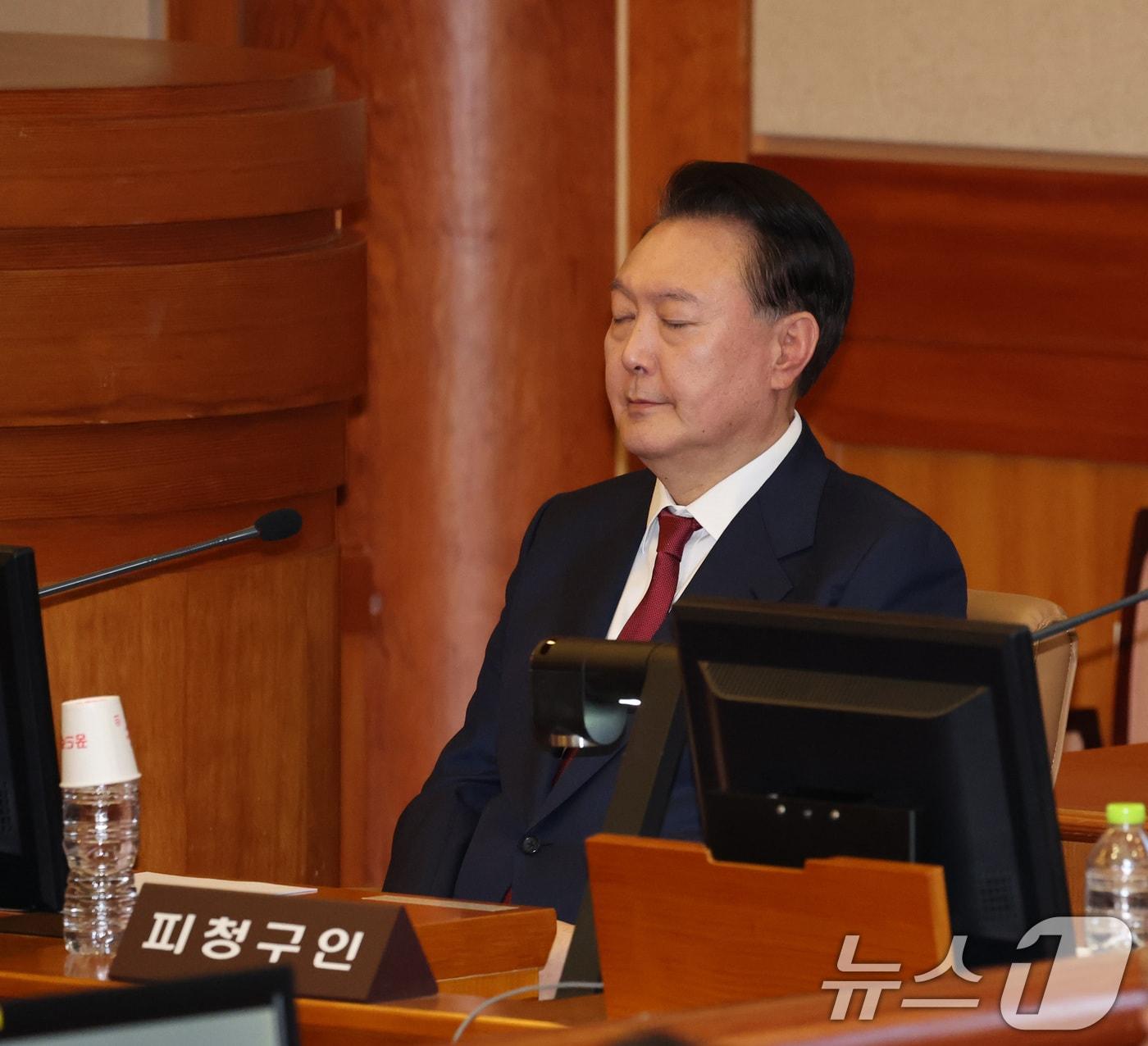 본문 이미지 - 윤석열 대통령이 23일 오후 서울 종로구 헌법재판소에서 열린 탄핵심판 4차 변론기일에 출석해 있다. 2025.1.23/뉴스1 ⓒ News1 사진공동취재단