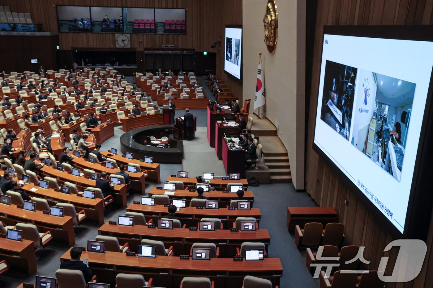 이호영 경찰청장 직무대행이 23일 오후 서울 여의도 국회 본회의장에서 열린 제421회 국회&#40;임시회&#41; 제2차 본회의에서 민형배 더불어민주당 의원의 서울서부지방법원 불법적 폭동사태 관련 긴급현안질문을 듣고 있다. 2025.1.23/뉴스1 ⓒ News1 이재명 기자