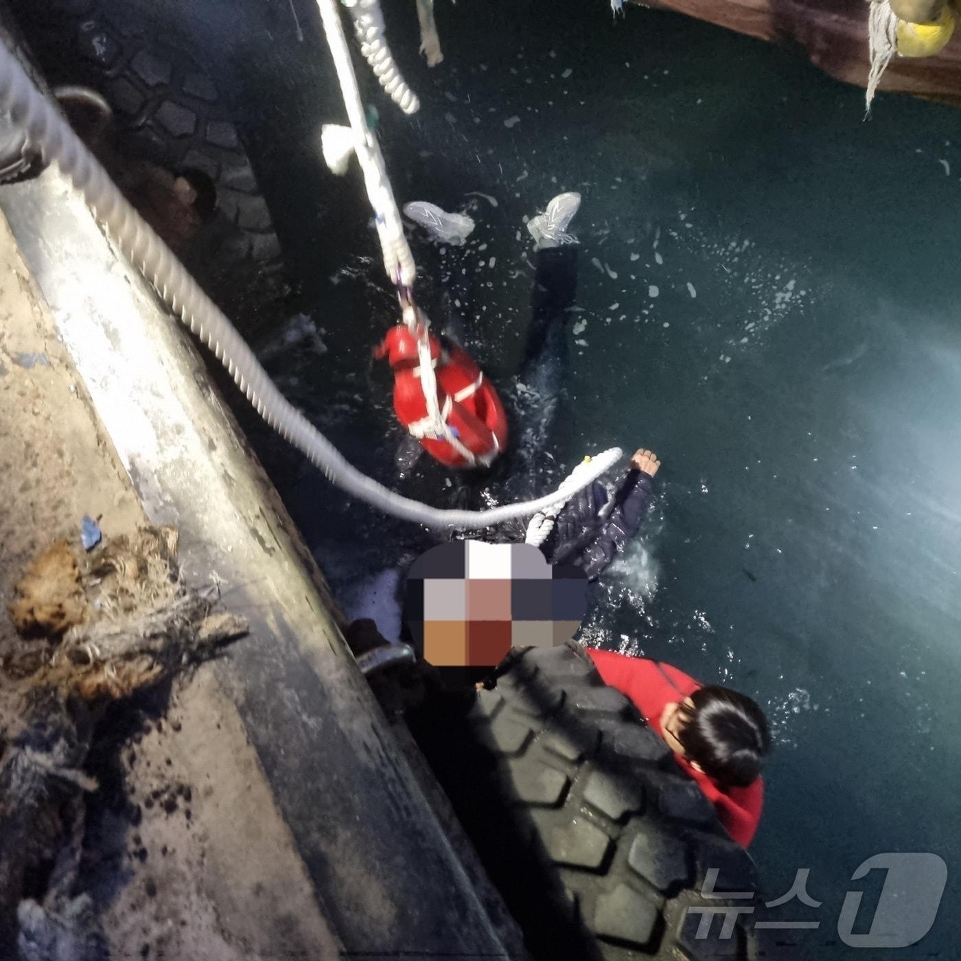 본문 이미지 - 부산 남항파출소 김성욱 경장이 직접 입수 후 익수자를 구조하고 있다.(부산해양경찰서 제공)