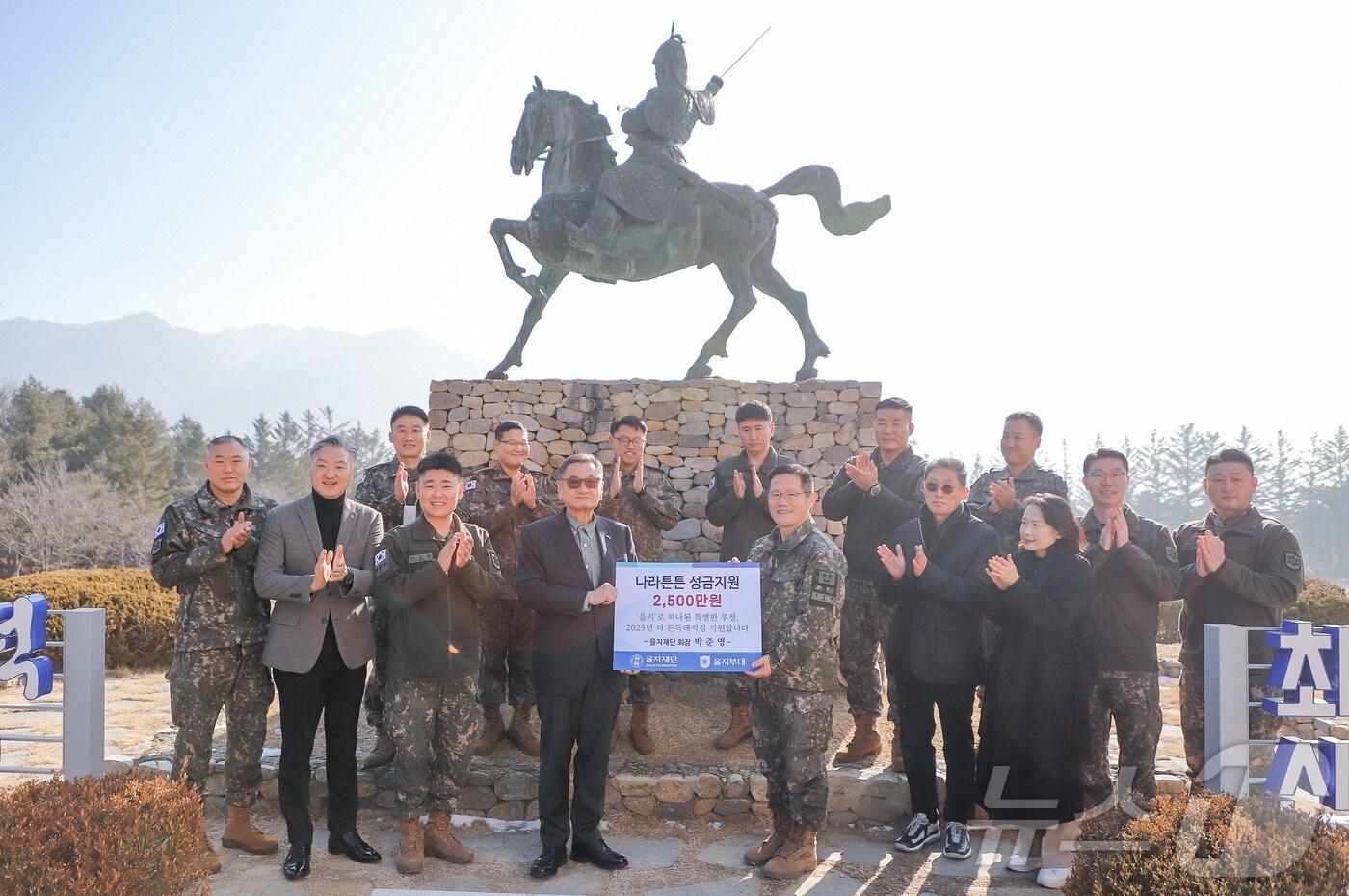  박준영 을지재단 회장(앞줄 왼쪽 네번째)이 23일 강원 인제 육군 12사단 을지부대를 찾아 방위성금을 전달하고 군 관계자들과 기념사진을 찍고 있다. (을지재단 제공) /뉴스1