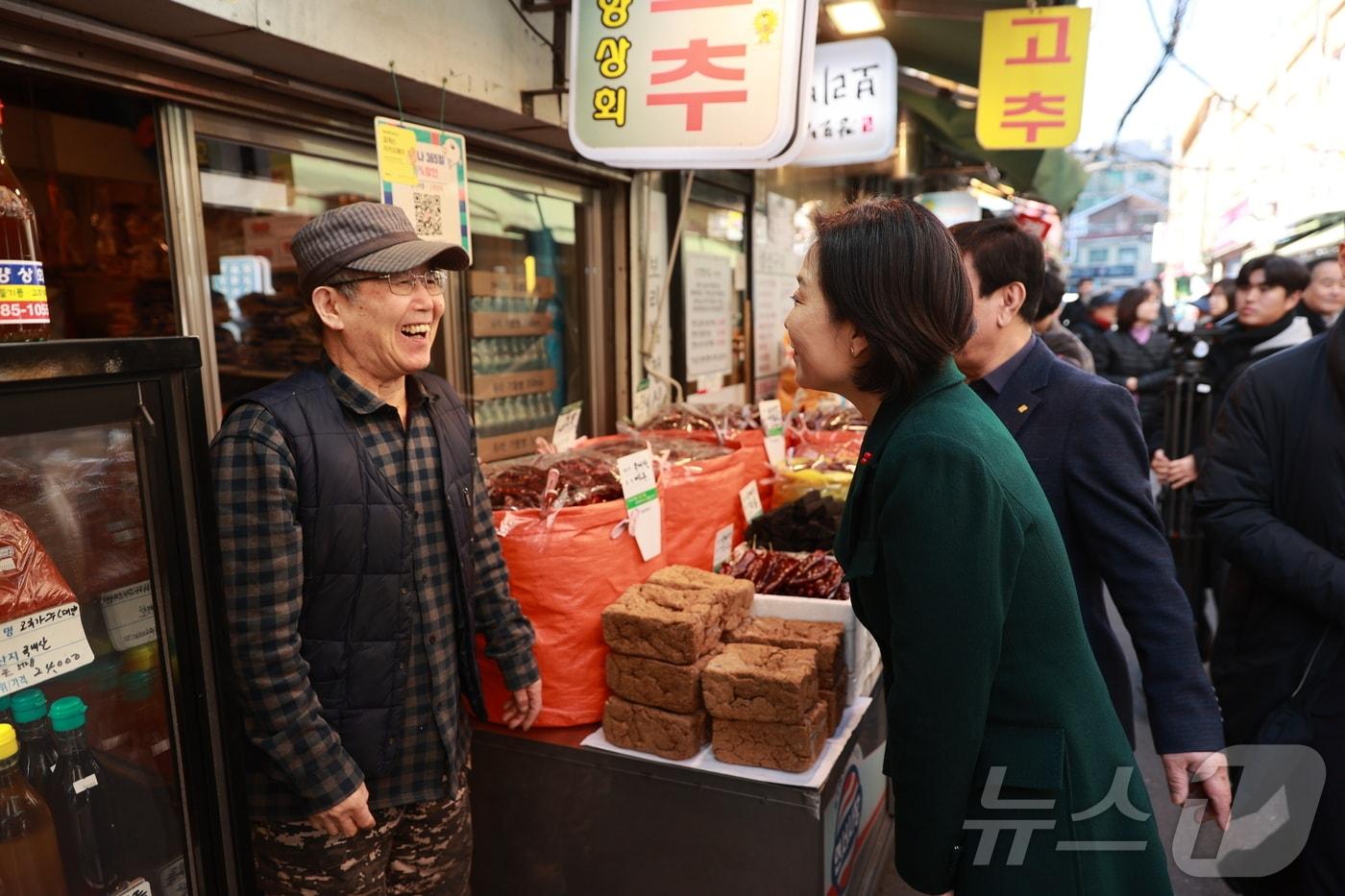 본문 이미지 - 오영주 장관은 23일 서울 은평구에 소재한 연서시장을 방문했다. (중기부 제공)