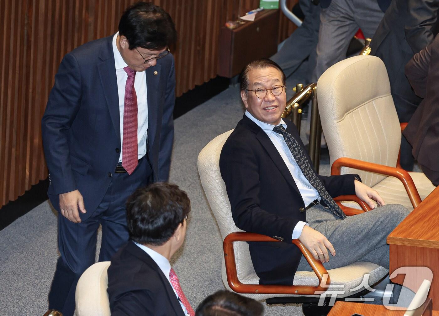 본문 이미지 - 권영세 국민의힘 비상대책위원장과 권성동 원내대표가 23일 오후 서울 여의도 국회 본회의장에서 열린 제421회 국회(임시회) 제2차 본회의에서 대화를 하고 있다. 2025.1.23/뉴스1 ⓒ News1 이재명 기자