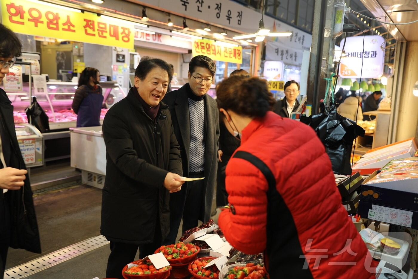 양동훈 대전지방국세청장이 한민시장을 방문, 차례용품과 생활용품 등을 구입했다.(대전지방국세청 제공)/뉴스1