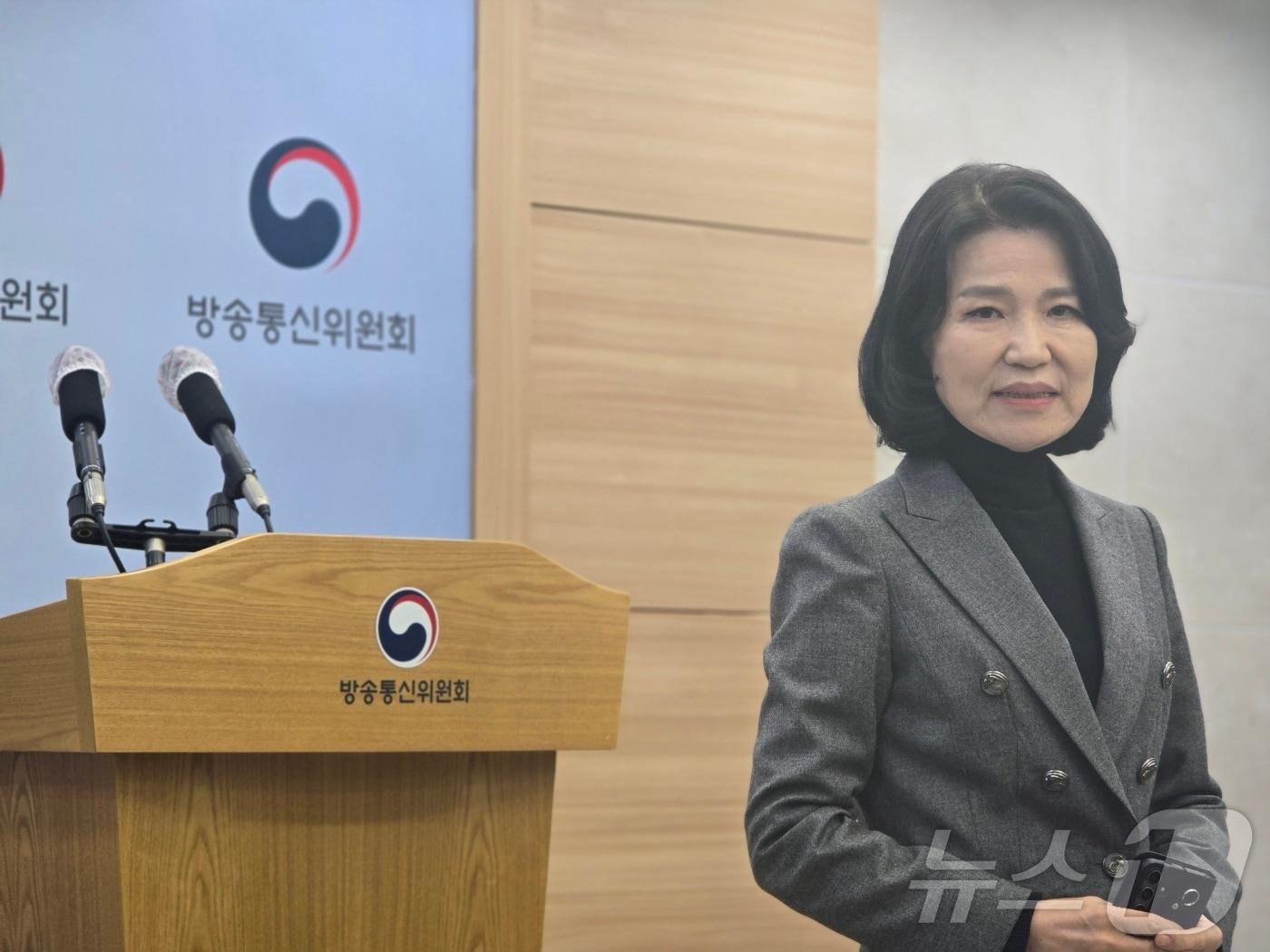 본문 이미지 - 이진숙 방송통신위원장이 23일 정부과천청사 방통위 기자실을 찾아 기자들과 인사하고 있다. 2025.1.23/뉴스1 ⓒ News1 양새롬 기자