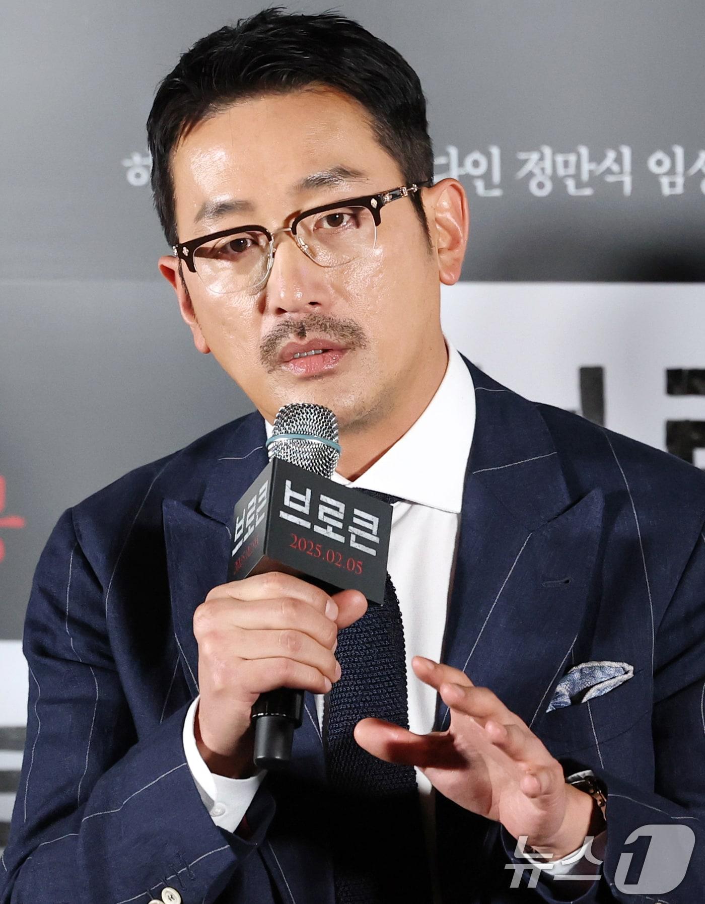 본문 이미지 - 배우 하정우가 23일 서울 용산구 CGV용산아이파크몰에서 열린 영화 '브로큰'(감독 김진황) 언론시사회에 참석해 취재진 질문에 답하고 있다. '브로큰'은 동생이 죽은 그날 밤의 진실을 파헤치기 위해 거침없는 추적을 시작한 남자와 그를 뒤쫓는 자들의 이야기를 뚝심 있게 끌고 나가는 범죄 추적극이다. 2025.1.23/뉴스1 ⓒ News1 권현진 기자