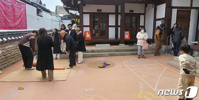 본문 이미지 - 설 연휴인 지난해 2월 11일 오후 전북특별자치도 전주한옥마을을 찾은 나들이객들이 연휴를 즐기고 있다. 전통놀이를 즐기는 나들이객들 모습 2024.2.11/뉴스1