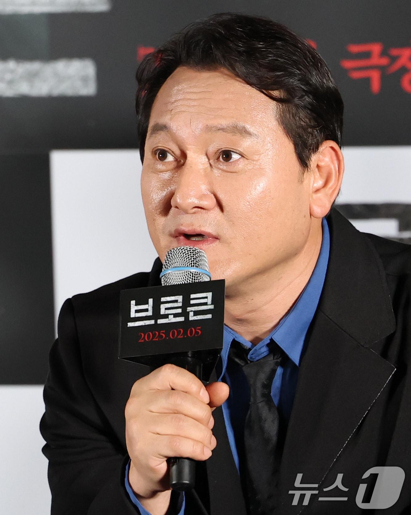 본문 이미지 - 배우 정만식이 23일 서울 용산구 CGV용산아이파크몰에서 열린 영화 '브로큰'(감독 김진황) 언론시사회에 참석해 인사말을 하고 있다. '브로큰'은 동생이 죽은 그날 밤의 진실을 파헤치기 위해 거침없는 추적을 시작한 남자와 그를 뒤쫓는 자들의 이야기를 뚝심 있게 끌고 나가는 범죄 추적극이다. 2025.1.23/뉴스1 ⓒ News1 권현진 기자