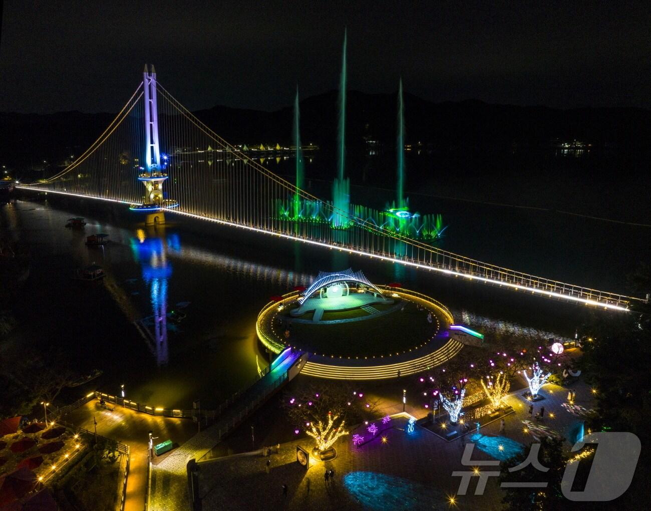 본문 이미지 - 예당호관광지 출렁다리 야경과 음악 분수./뉴스1