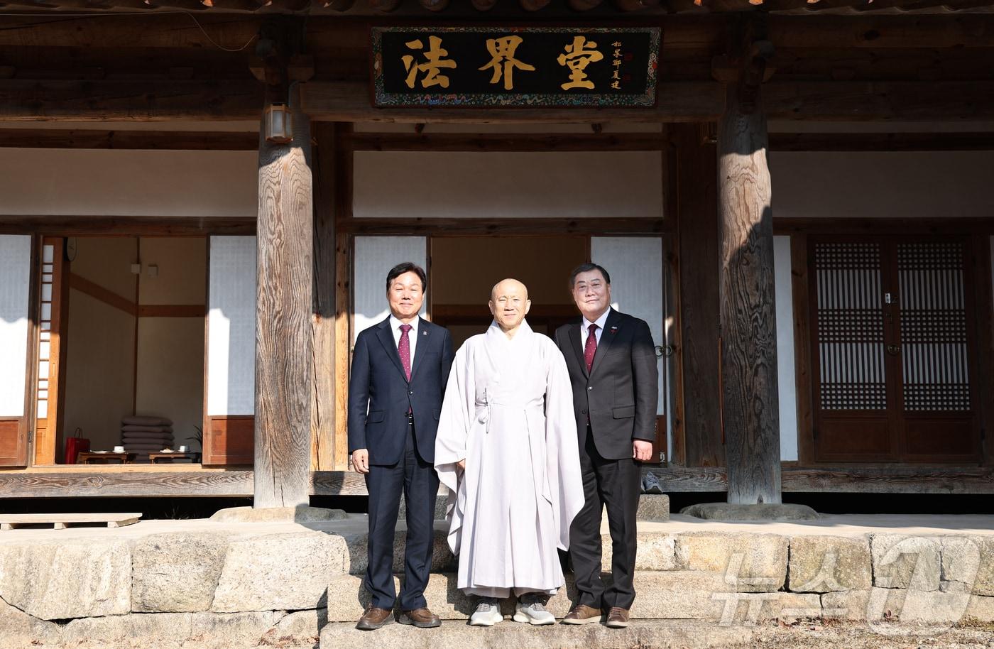 23일 해인사를 방문한 박완수 경남지사&#40;왼쪽&#41;와 김윤철 합천군수&#40;오른쪽&#41;가 주지 혜일스님과 기념촬영을 하고 있다.&#40;경남도 제공&#41;