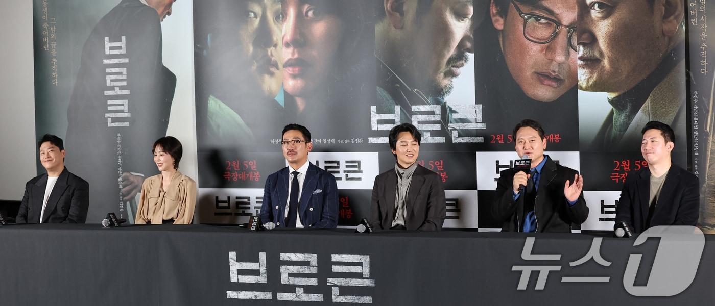 배우 임성재(왼쪽부터)와 유다인, 하정우, 김남길, 정만식, 김진황 감독이 23일 서울 용산구 CGV용산아이파크몰에서 열린 영화 '브로큰' 언론시사회에 참석해 취재진 질문에 답하고 있다. '브로큰'은 동생이 죽은 그날 밤의 진실을 파헤치기 위해 거침없는 추적을 시작한 남자와 그를 뒤쫓는 자들의 이야기를 뚝심 있게 끌고 나가는 범죄 추적극이다. 2025.1.23/뉴스1 ⓒ News1 권현진 기자