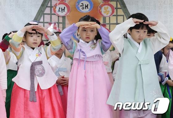 본문 이미지 - 설 명절을 앞두고 서울 송파구 삼전초록어린이집에서 설빔을 입은 어린이들이 예절교육을 배우고 있다. 2024.2.5/뉴스1 ⓒ News1 박지혜 기자