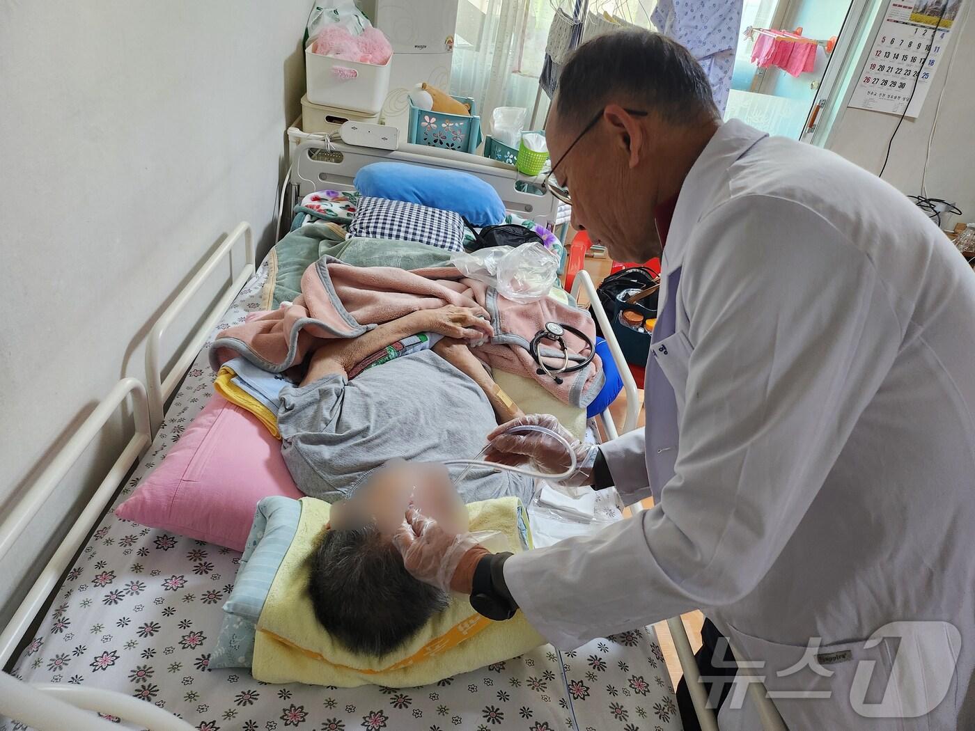 본문 이미지 - 진천군 통합돌봄 재택의료센터에서 진료가 이뤄지는 모습.&#40;진천군 제공&#41;/뉴스1