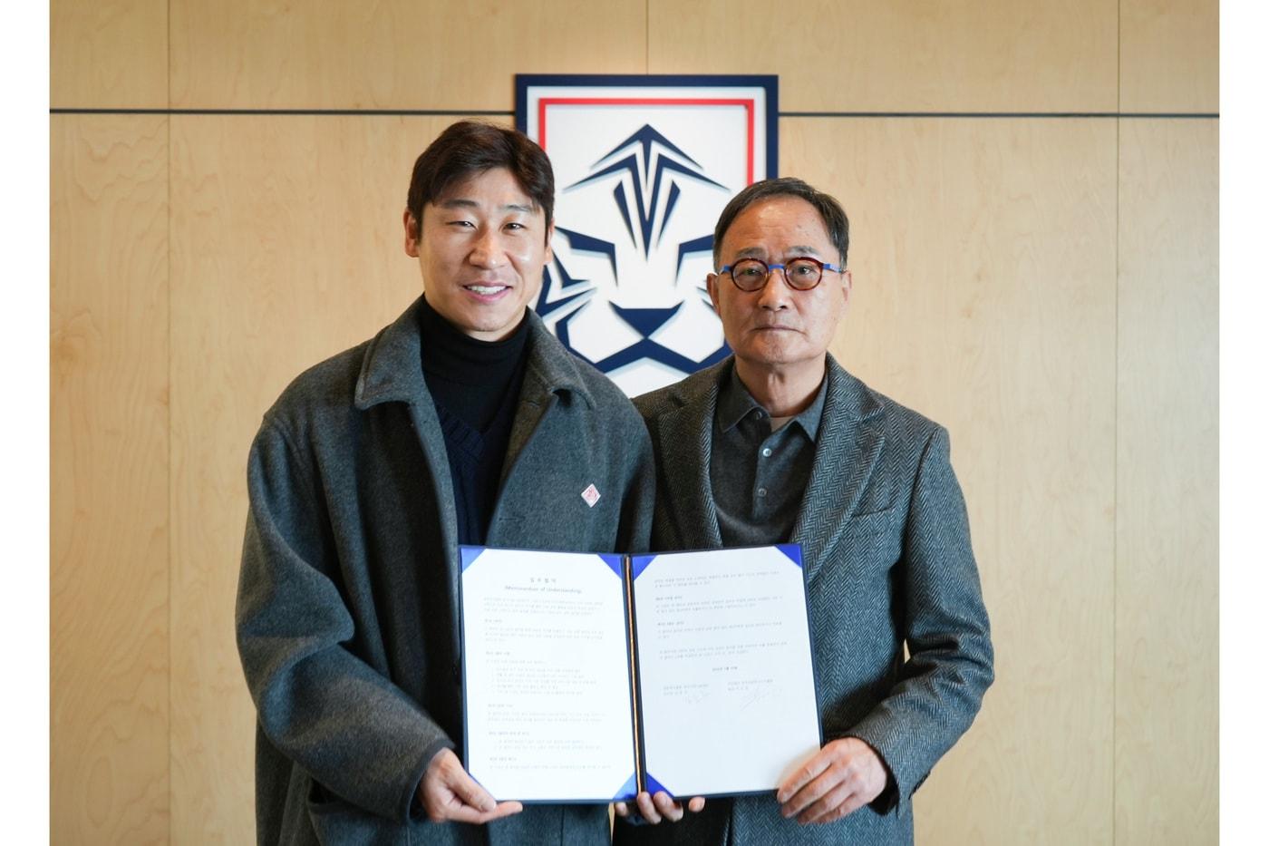  축구사랑나눔재단이 한국프로축구선수협회와 업무협약을 맺었다.(축구사랑나눔재단 제공)