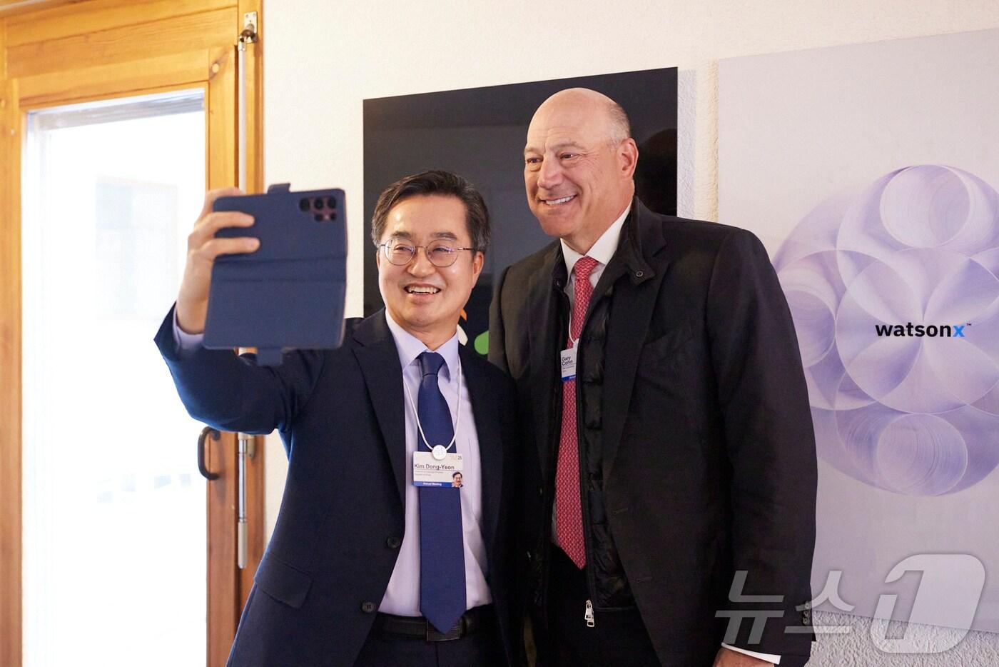 김동연 경기도지사가 게리 콘 IBM 부회장과 기념사진을 찍고 있다.(경기도 제공)