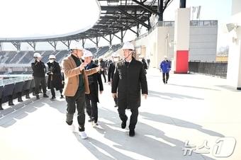 본문 이미지 - 김제선 대전 중구청장이 23일 대전 한화생명 볼파크 마무리공사 현장을 둘러보고 있다.(대전 중구 제공)/뉴스1 ⓒ News1 