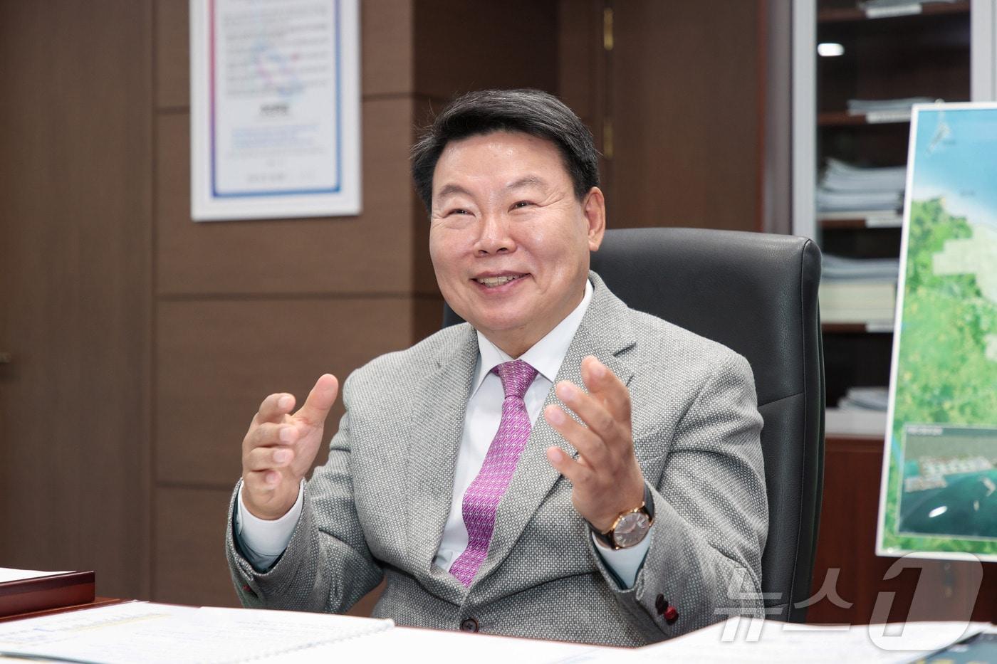 오성환 시장이 뉴스1과 인터뷰를 하고 있다. /뉴스1