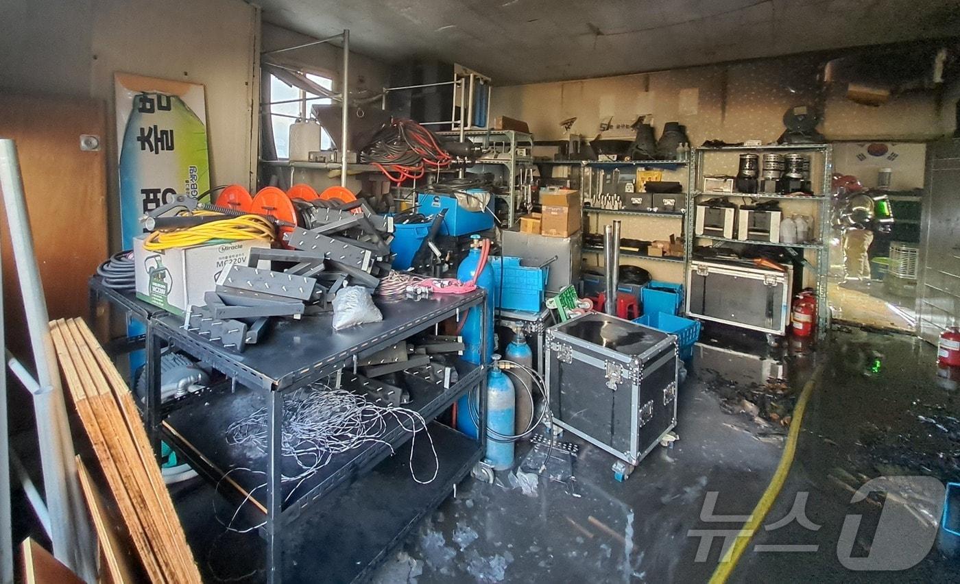 23일 오후 2시 14분께 울산시 남구 신정동의 한 이벤트 업체 창고에서 폭발과 함께 불이 나 내부가 검게 그을려 있다. (울산소방본부 제공)