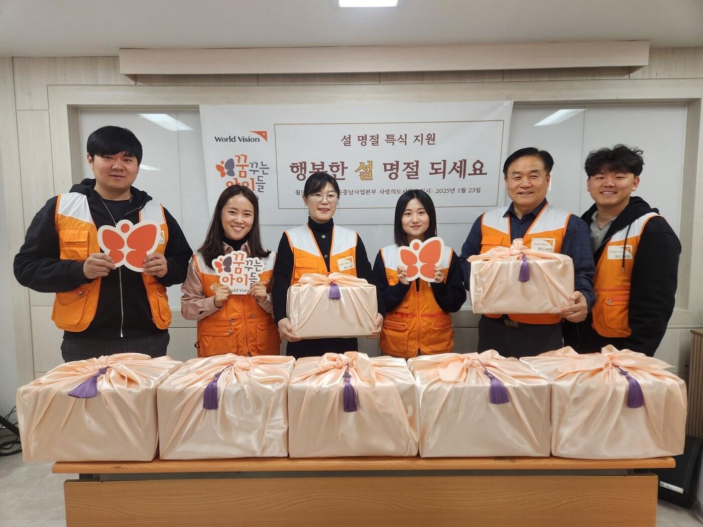 본문 이미지 - 월드비전 대전세종충남 사랑의도시락 직원들이 전달될 '설 특식 키트'를 들고 있는 모습. 사진=월드비전 제공