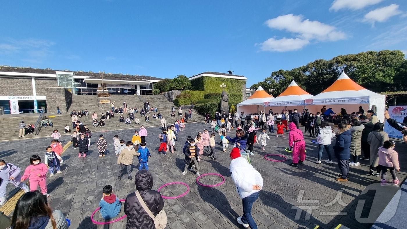 본문 이미지 - 민속자연사박물관 광장에서 열린 민속한마당.(박물관 제공)