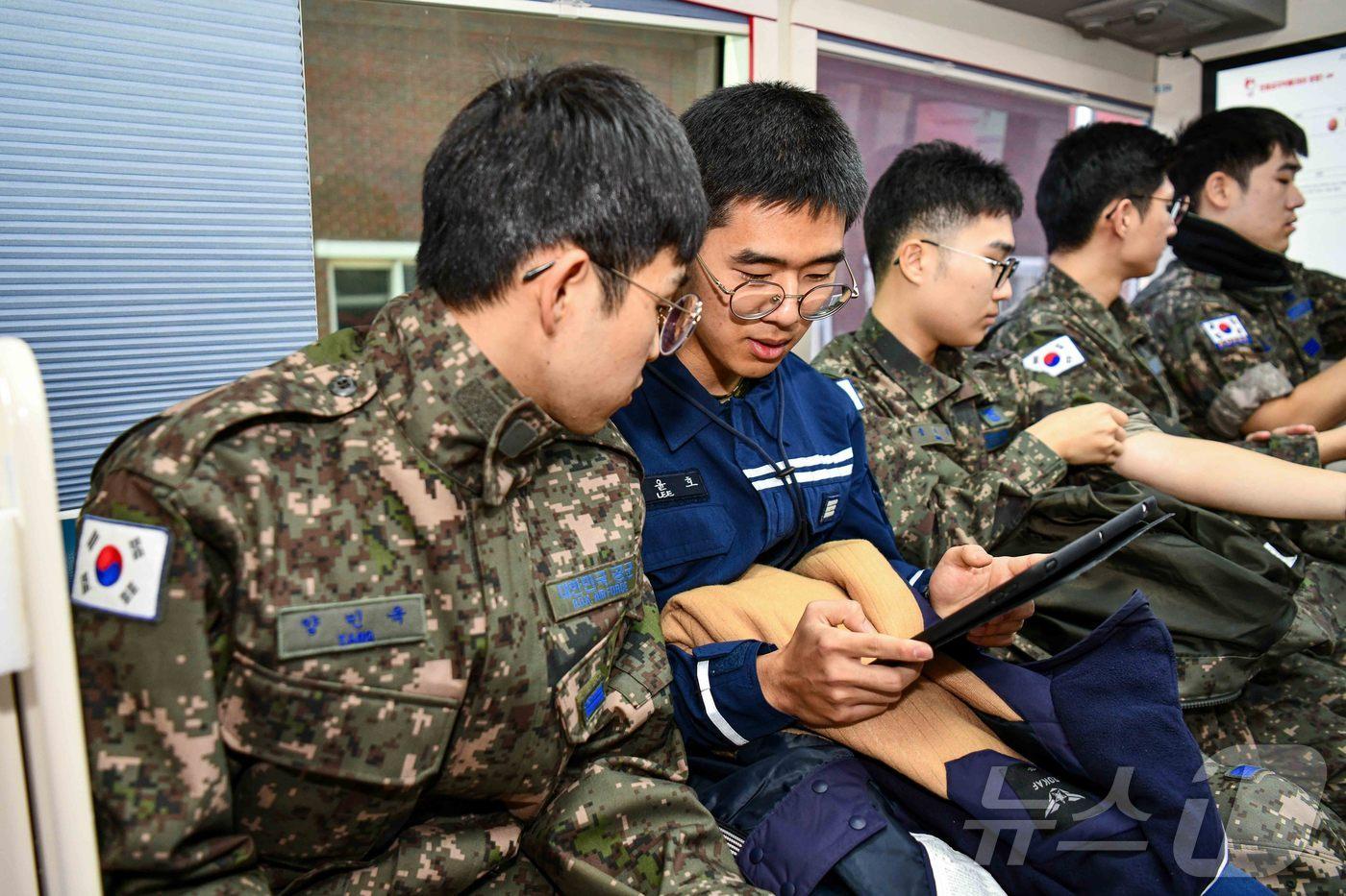 본문 이미지 - 공군1전비 장병들이 사랑의 헌혈 나눔 행사에 참여하고 있다.(사진=1전비 제공) 2025.1.23