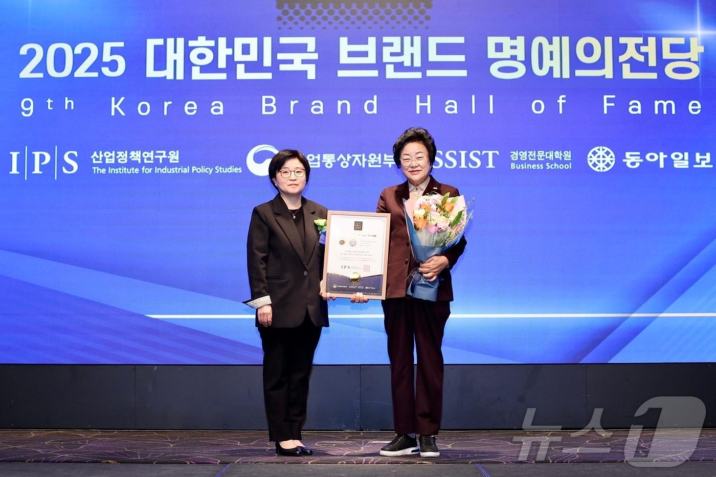 김경희 시장&#40;오른쪽&#41;이 23일 ‘2025 대한민국 브랜드 명예의 전당’ 시상식에서 2년 연속으로 대상을 수상한 뒤 기념촬영을 하고 있다.&#40;이천시 제공&#41;