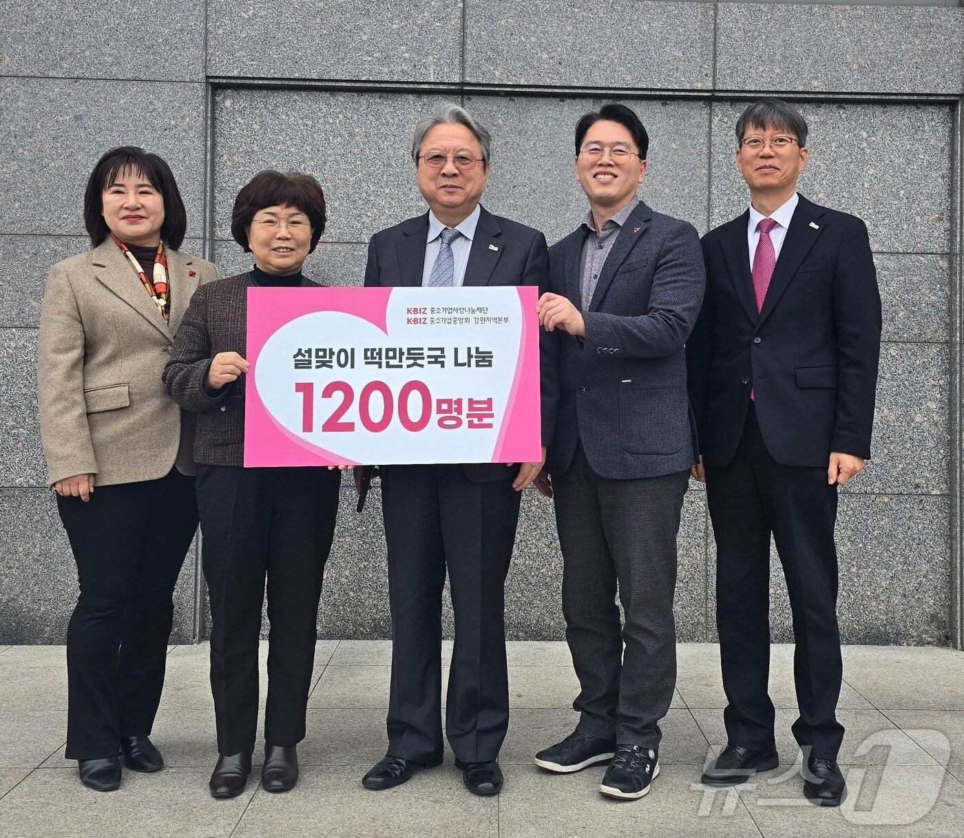 본문 이미지 - 중소기업중앙회 강원지역본부가 최근 도내 아동·노인·장애인 복지시설에 떡만둣국 음식키트 1200인분을 전달했다. &#40;중소기업중앙회 강원지역본부 제공&#41; 2025.1.23/뉴스1