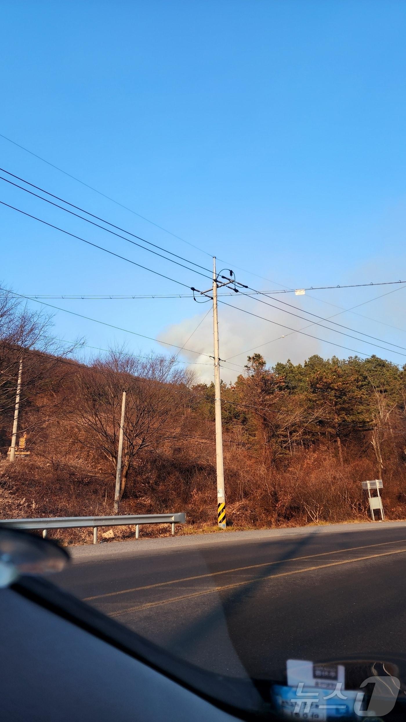 본문 이미지 - 23일 오후 4시 16분쯤 전남 화순군 동면 복암리 야산에서 화재가 발생해 연기가 피어오르고 있다.(산림당국 제공)2025.1.23/뉴스1