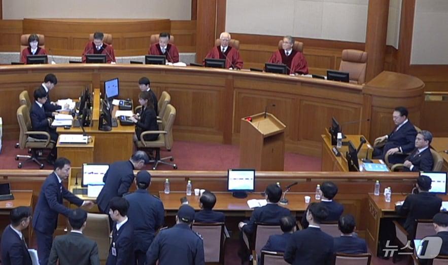 본문 이미지 - 윤석열 대통령과 김용현 전 국방부 장관이 23일 오후 서울 종로구 헌법재판소에서 열린 윤석열 대통령 탄핵심판 4차변론에 출석해 증인신문이 끝난 후 서로 인사를 나누고 있다. &#40;헌법재판소 제공&#41; 2025.1.23/뉴스1