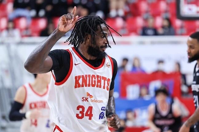 본문 이미지 - SK의 10연승을 이끈 자밀 워니 (KBL 제공)