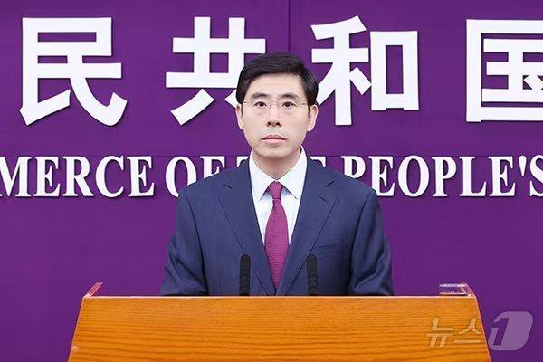 본문 이미지 - 허야둥 중국 상무부 대변인이 23일 정례 브리핑에서 취재진의 질문에 답하고 있다. 출처=중국 상무부 홈페이지 ⓒ News1 강민경 기자