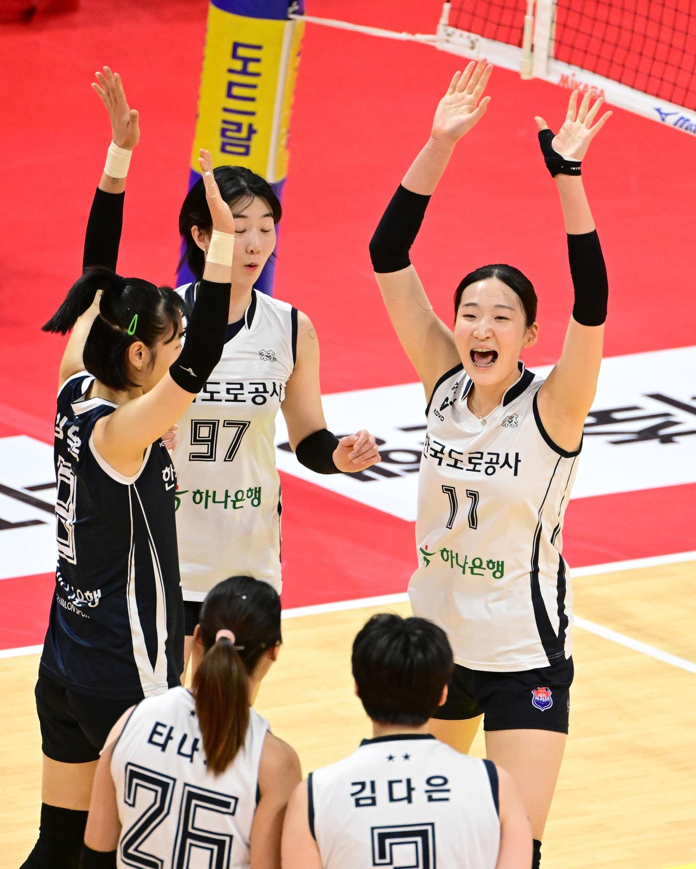 본문 이미지 - 7블로킹을 잡아낸 김세빈&#40;오른쪽&#41; &#40;한국배구연맹 제공&#41;