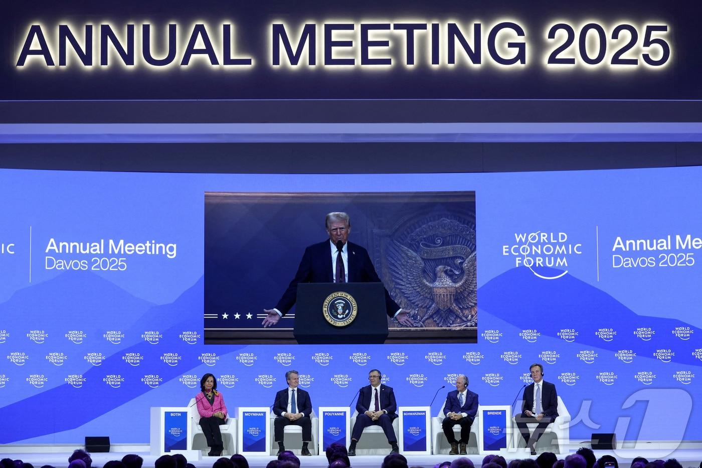 트럼프 미국 대통령이 23일&#40;현지시간&#41; 스위스 다보스 포럼에서 원격 연설을 하고 있다. ⓒ 로이터=뉴스1 ⓒ News1 박형기 기자