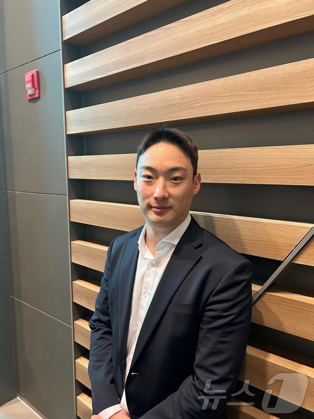 본문 이미지 -  23일 미국 플로리다주 스프링캠프 출국을 앞두고 인천공항에서 만난 SSG 랜더스 외야수 최지훈. 2025.1.23/뉴스1 ⓒ News1 문대현 기자