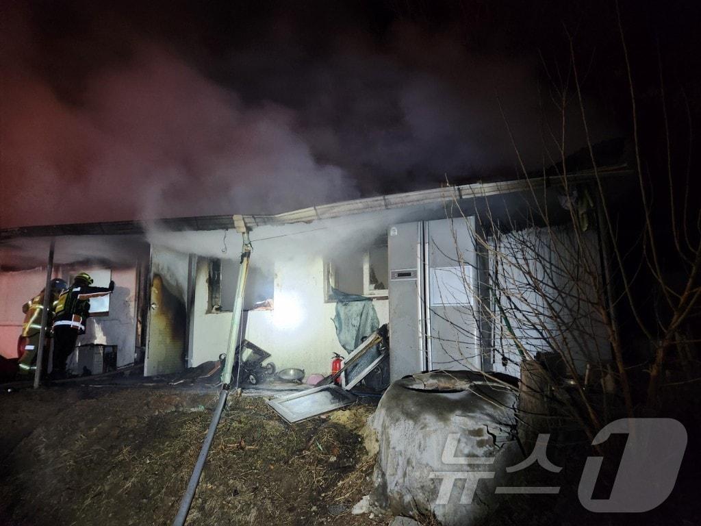 본문 이미지 - 23일 오후 8시 21분쯤 경기도 여주시 가남읍 화평리의 한 주택(93.5㎡)에서 화재가 발생해 주민 1명이 숨졌다.(경기도소방재난본부 제공)/