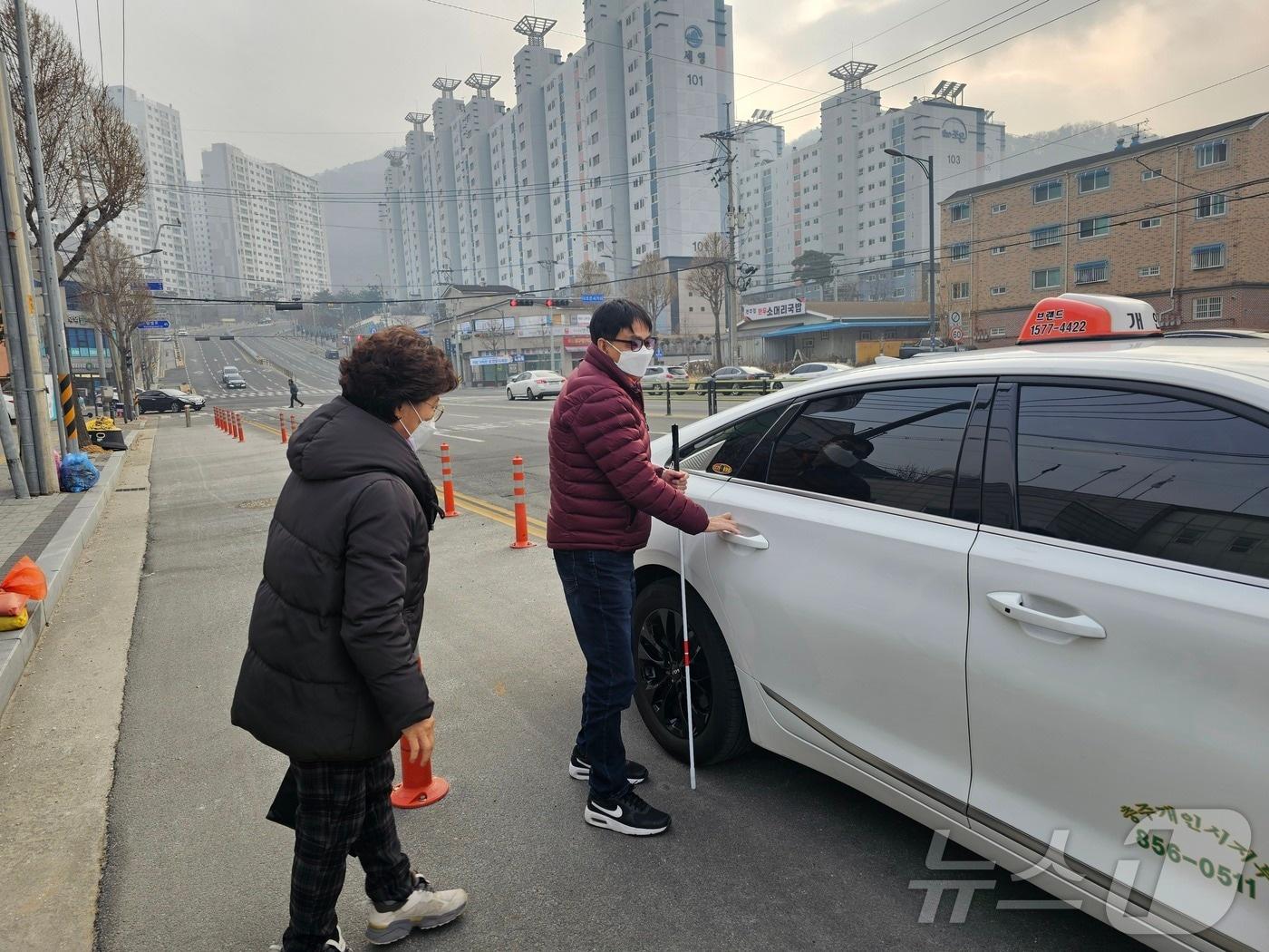 본문 이미지 -  24일 충북 충주시는 장애인 바우처 택시 이용이 증가하고 있다고 밝혔다. 사진은 바우처 택시 이용 모습.(충주시 제공)/뉴스1