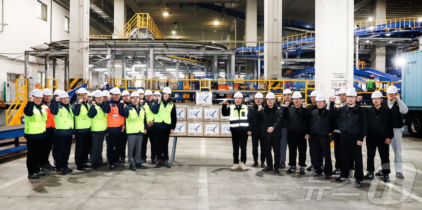 조현민·노삼석 한진 사장이 동서울허브터미널을 방문해 명절 대비 상황을 점검한 후 구성원들과 기념촬영을 하고 있다.(한진 제공)