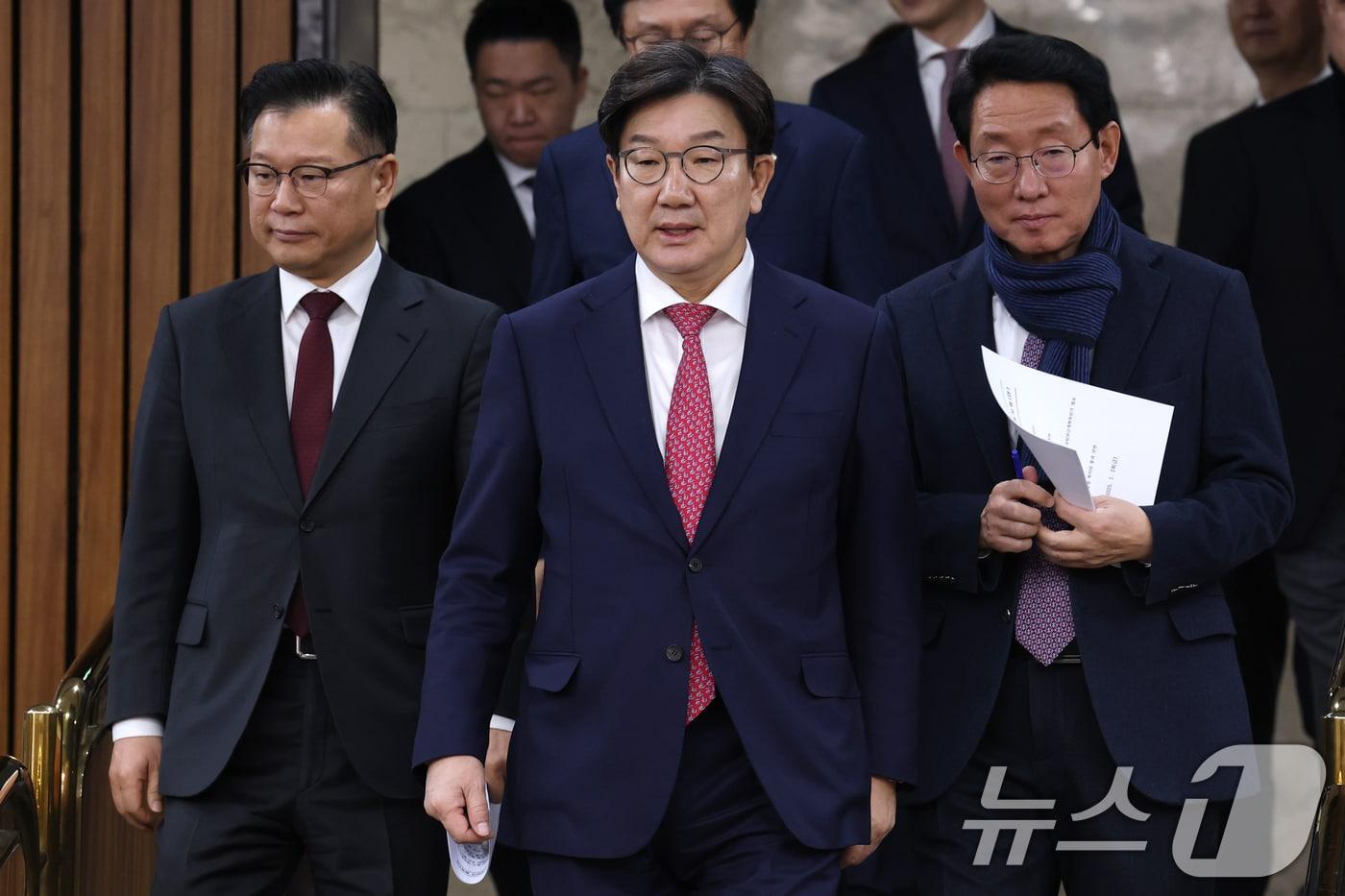 권성동 국민의힘 원내대표와 김상훈 정책위의장 등이 24일 오전 서울 여의도 국회애서 열린 원내대책회의에 참석하고 있다. 2025.1.24/뉴스1 ⓒ News1 이광호 기자