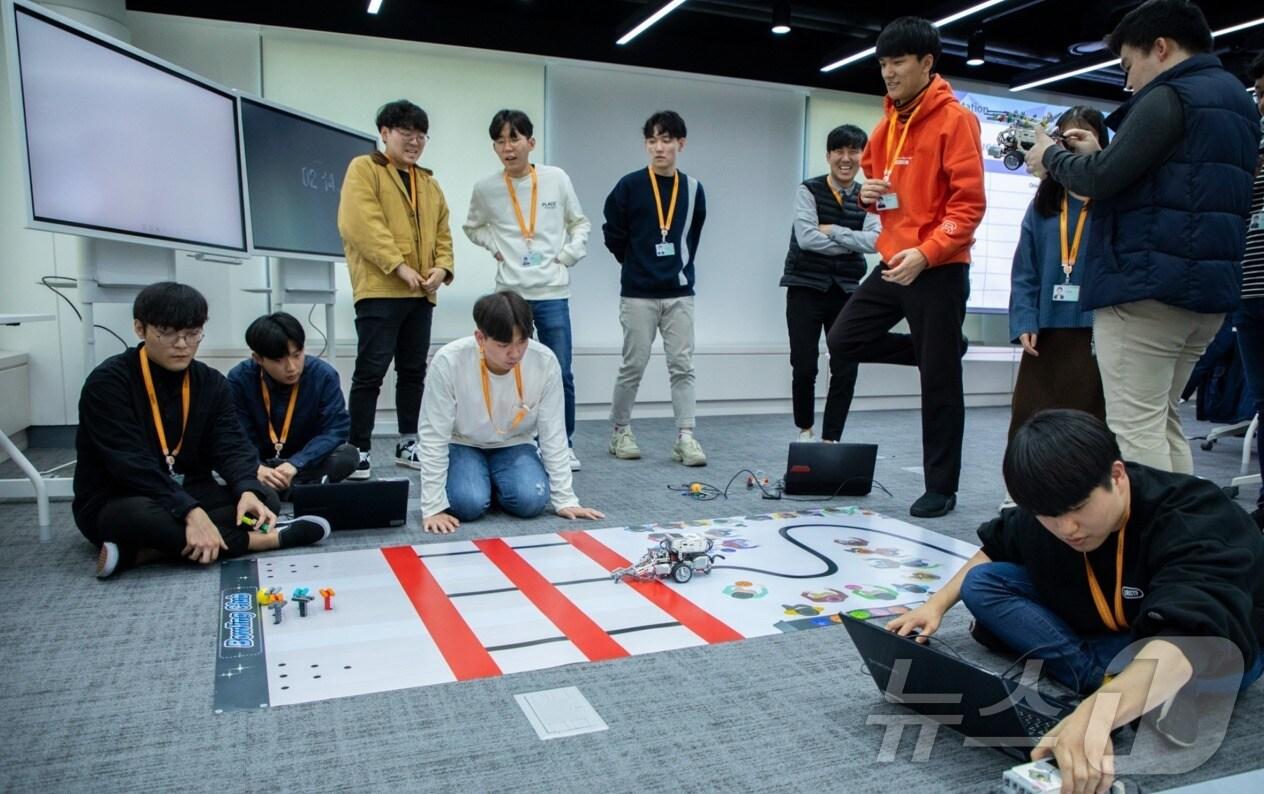 본문 이미지 - 삼성청년SW아카데미&#40;SSAFY&#41; 교육생들이 생성형 AI, 로봇 관련 협업 프로젝트를 진행하고 있다.&#40;삼성 제공&#41; ⓒ News1 한재준 기자