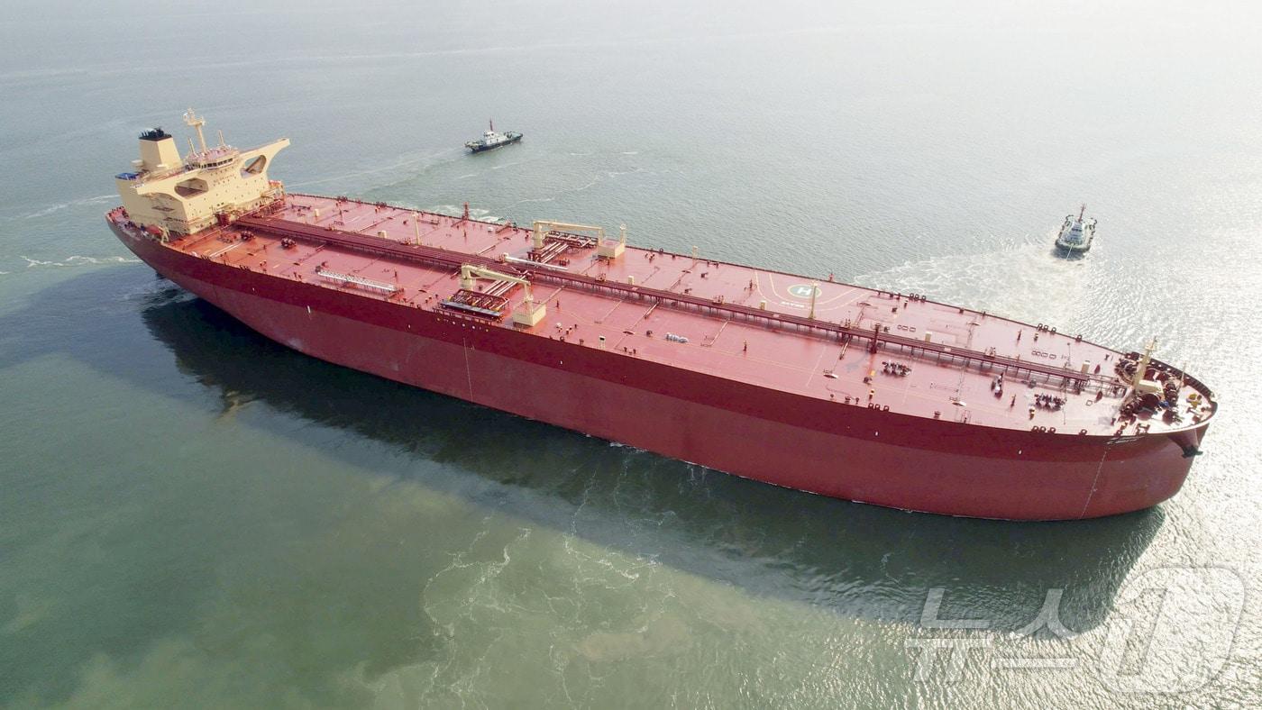 SK해운의 31만8000톤 급 초대형 유조선 씨브레이브&#40;C.BRAVE&#41;호가 &#39;오션와이즈&#39;를 장착하고 최적 항로 운항 실증에 나선 모습.&#40;HD현대마린솔루션 제공&#41;