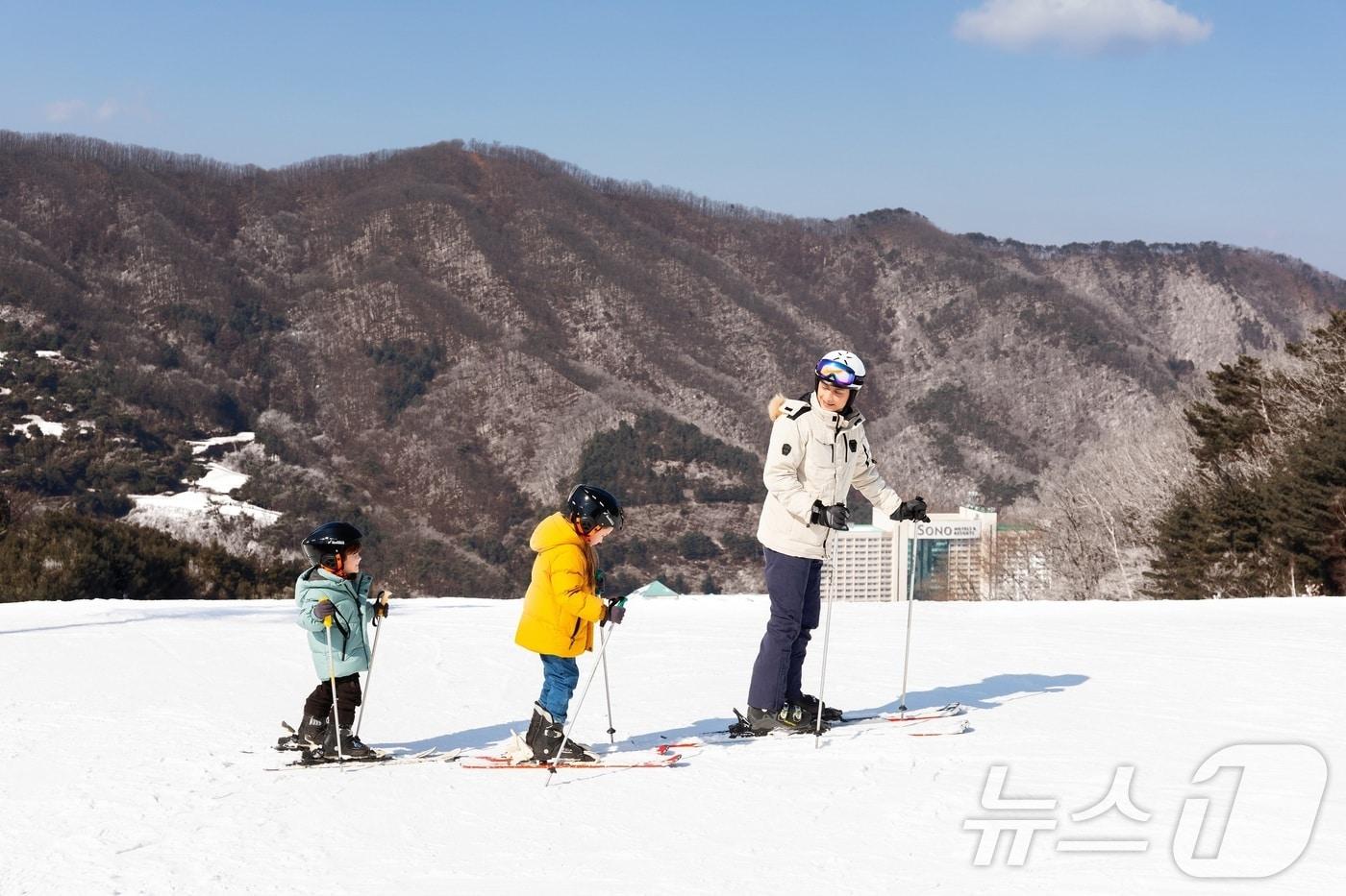 비발디파크 슬로프에서 이용객들이 스키를 타고 있다.(소노인터내셔널 제공)